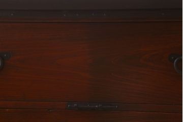 アンティーク家具　和製アンティーク 明治期　観音開き戸　鉄脚付　鋲や金具が立派なタンスローチェスト(衣装箪笥、引き出し、テレビ台)