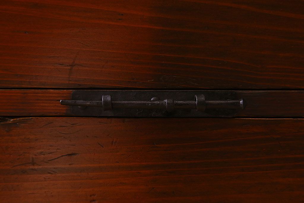 アンティーク家具　和製アンティーク 明治期　観音開き戸　鉄脚付　鋲や金具が立派なタンスローチェスト(衣装箪笥、引き出し、テレビ台)