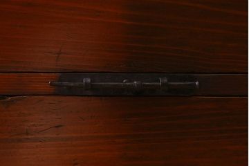 アンティーク家具　和製アンティーク 明治期　観音開き戸　鉄脚付　鋲や金具が立派なタンスローチェスト(衣装箪笥、引き出し、テレビ台)