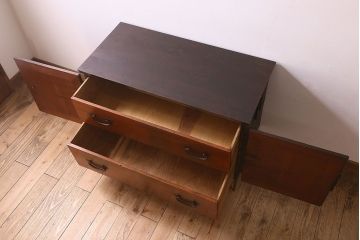 アンティーク家具　和製アンティーク 明治期　観音開き戸　鉄脚付　鋲や金具が立派なタンスローチェスト(衣装箪笥、引き出し、テレビ台)