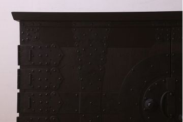 アンティーク家具　和製アンティーク 明治期　観音開き戸　鉄脚付　鋲や金具が立派なタンスローチェスト(衣装箪笥、引き出し、テレビ台)