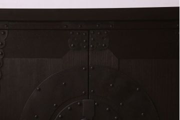アンティーク家具　和製アンティーク 明治期　観音開き戸　鉄脚付　鋲や金具が立派なタンスローチェスト(衣装箪笥、引き出し、テレビ台)