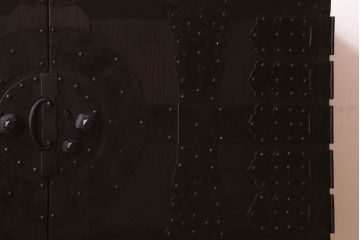 アンティーク家具　和製アンティーク 明治期　観音開き戸　鉄脚付　鋲や金具が立派なタンスローチェスト(衣装箪笥、引き出し、テレビ台)