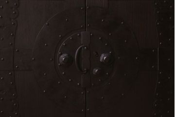 アンティーク家具　和製アンティーク 明治期　観音開き戸　鉄脚付　鋲や金具が立派なタンスローチェスト(衣装箪笥、引き出し、テレビ台)