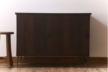 アンティーク家具　和製アンティーク 明治期　観音開き戸　鉄脚付　鋲や金具が立派なタンスローチェスト(衣装箪笥、引き出し、テレビ台)