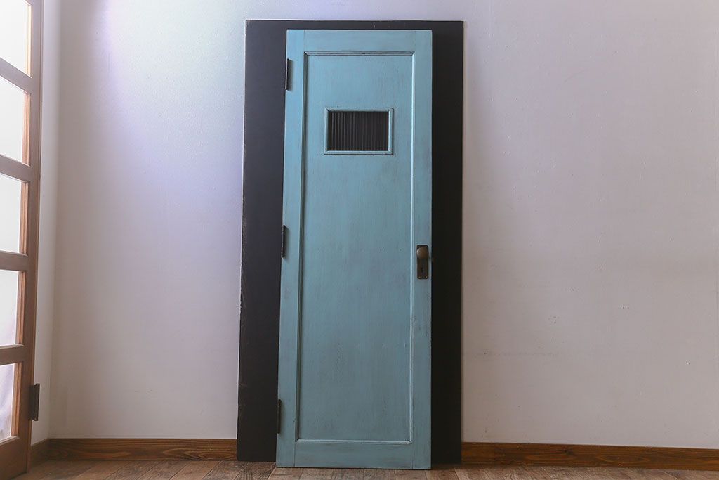 ペイント家具　昭和期　モールガラス入り　シャビーな雰囲気漂う木製ドア(扉)