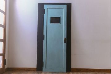 ペイント家具　昭和期　モールガラス入り　シャビーな雰囲気漂う木製ドア(扉)