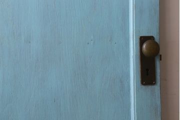 ペイント家具　昭和期　モールガラス入り　シャビーな雰囲気漂う木製ドア(扉)