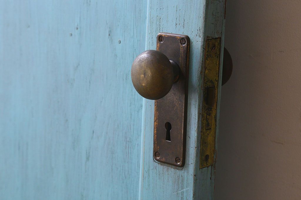 ペイント家具　昭和期　モールガラス入り　シャビーな雰囲気漂う木製ドア(扉)