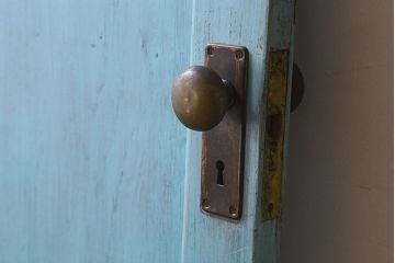 ペイント家具　昭和期　モールガラス入り　シャビーな雰囲気漂う木製ドア(扉)