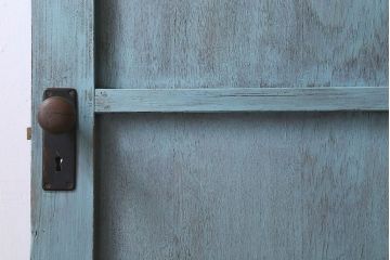 ペイント家具　昭和期　モールガラス入り　シャビーな雰囲気漂う木製ドア(扉)