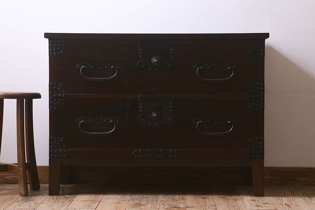 アンティーク家具　和製アンティーク　天板栗材　和モダンの空間を引きたてる　脚付きタンスローチェスト(衣装箪笥、引き出し、テレビ台)