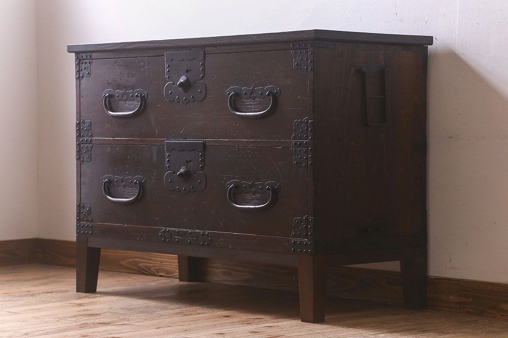 アンティーク家具　和製アンティーク　天板栗材　和モダンの空間を引きたてる　脚付きタンスローチェスト(衣装箪笥、引き出し、テレビ台)