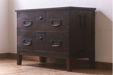 アンティーク家具　和製アンティーク　天板栗材　和モダンの空間を引きたてる　脚付きタンスローチェスト(衣装箪笥、引き出し、テレビ台)