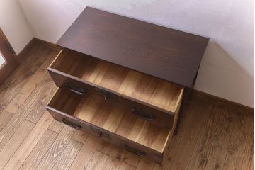 アンティーク家具　和製アンティーク　天板栗材　和モダンの空間を引きたてる　脚付きタンスローチェスト(衣装箪笥、引き出し、テレビ台)