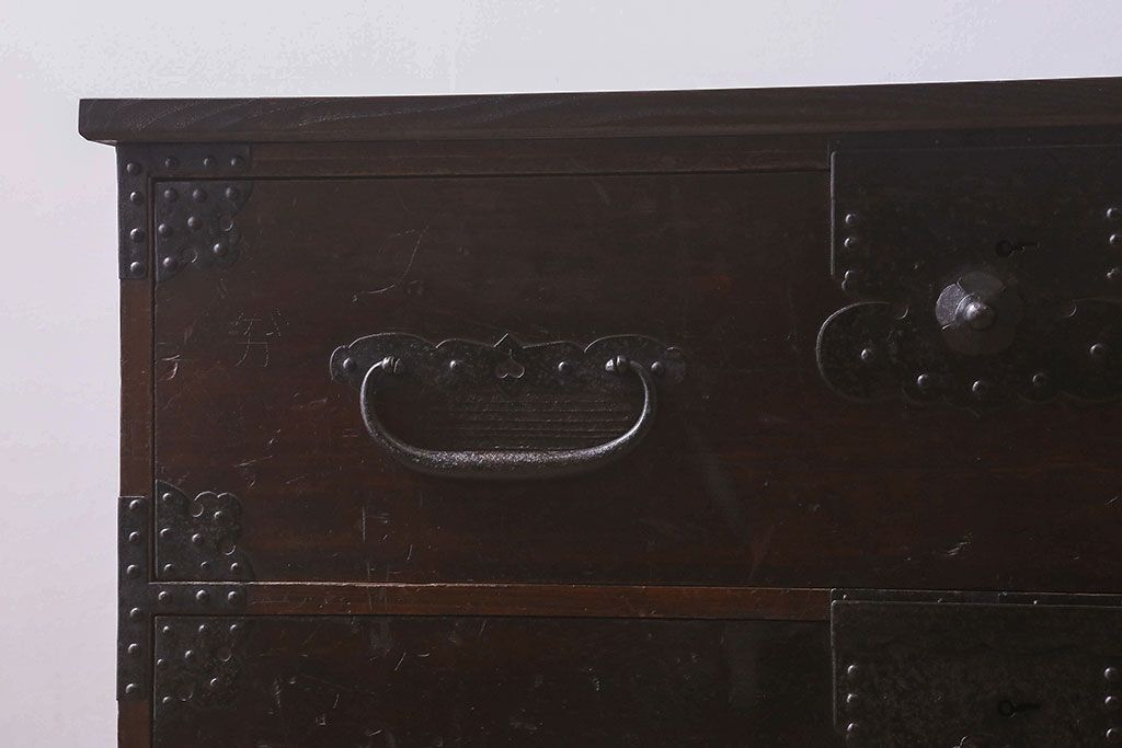 アンティーク家具　和製アンティーク　天板栗材　和モダンの空間を引きたてる　脚付きタンスローチェスト(衣装箪笥、引き出し、テレビ台)