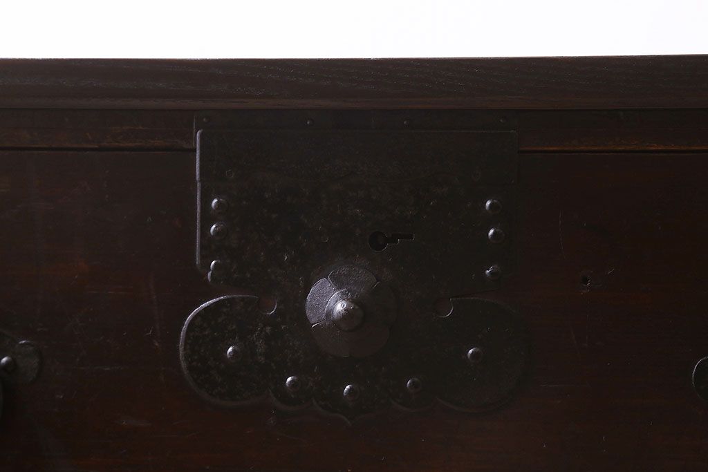 アンティーク家具　和製アンティーク　天板栗材　和モダンの空間を引きたてる　脚付きタンスローチェスト(衣装箪笥、引き出し、テレビ台)