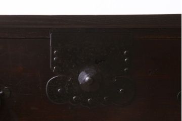 アンティーク家具　和製アンティーク　天板栗材　和モダンの空間を引きたてる　脚付きタンスローチェスト(衣装箪笥、引き出し、テレビ台)