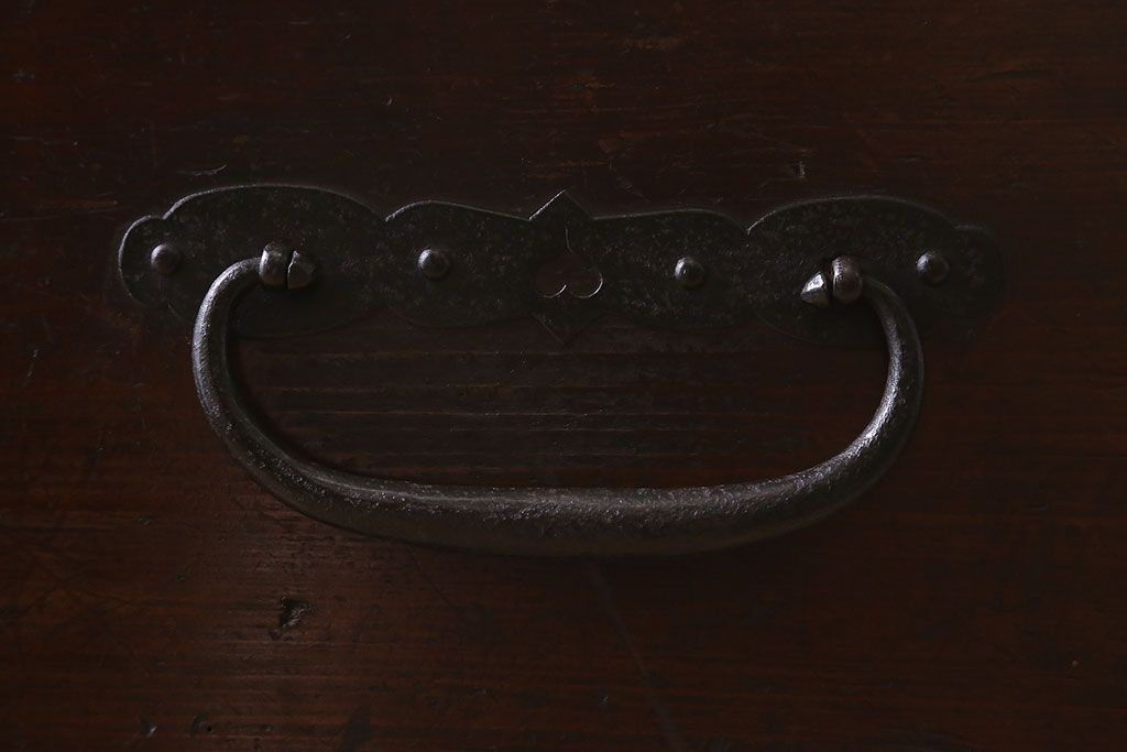 アンティーク家具　和製アンティーク　天板栗材　和モダンの空間を引きたてる　脚付きタンスローチェスト(衣装箪笥、引き出し、テレビ台)