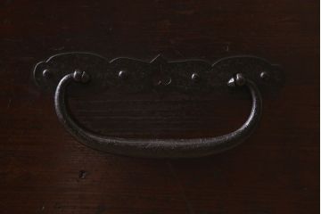 アンティーク家具　和製アンティーク　天板栗材　和モダンの空間を引きたてる　脚付きタンスローチェスト(衣装箪笥、引き出し、テレビ台)