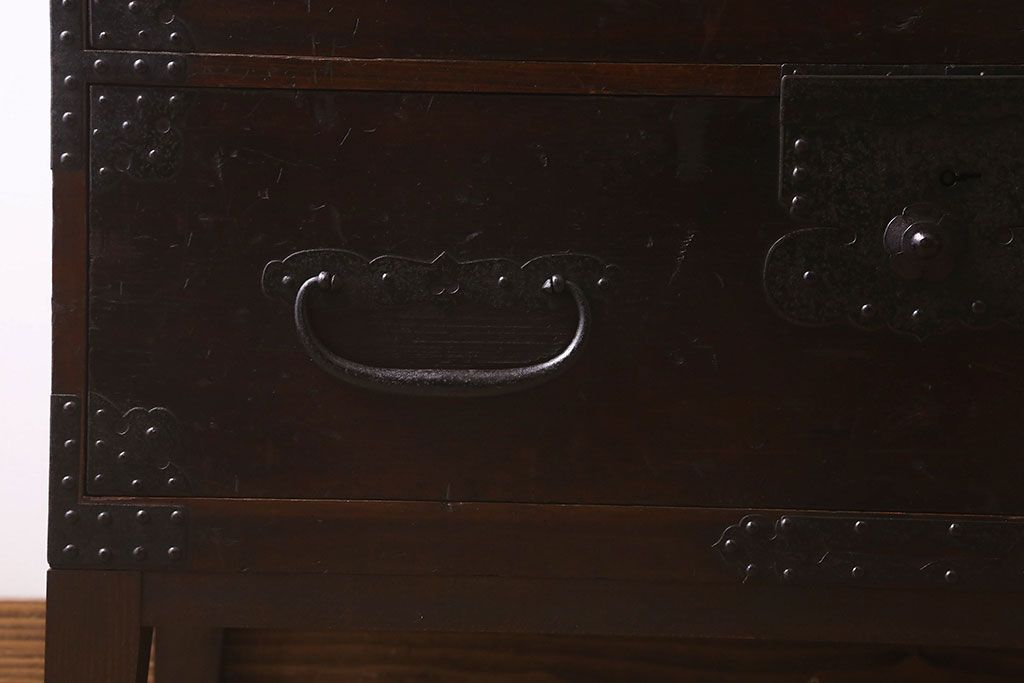 アンティーク家具　和製アンティーク　天板栗材　和モダンの空間を引きたてる　脚付きタンスローチェスト(衣装箪笥、引き出し、テレビ台)