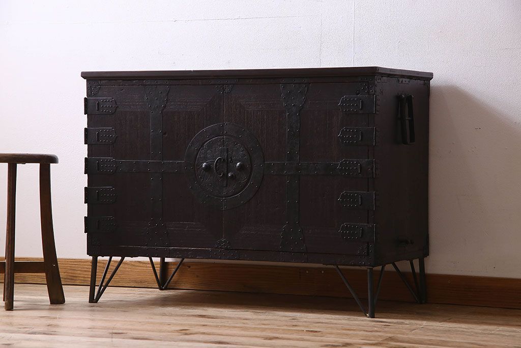 アンティーク家具　和製アンティーク　観音開き戸　鉄脚付き!タンスローチェスト(衣装箪笥、引き出し、テレビ台)