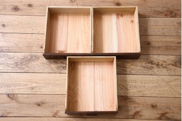 レトロ家具　昭和レトロ　美しいダイヤガラス入り!薄型収納棚(戸棚、食器棚)