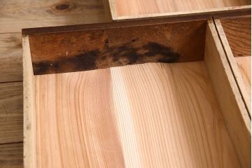 レトロ家具　昭和レトロ　美しいダイヤガラス入り!薄型収納棚(戸棚、食器棚)