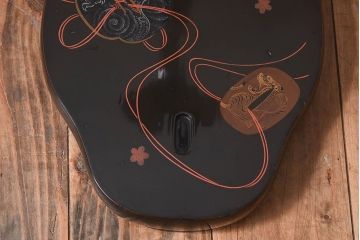 アンティーク雑貨　和製アンティーク　蒔絵　珍しい図柄の木製刀掛け(太刀掛け)