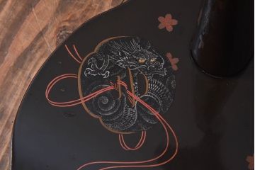 アンティーク雑貨　和製アンティーク　蒔絵　珍しい図柄の木製刀掛け(太刀掛け)