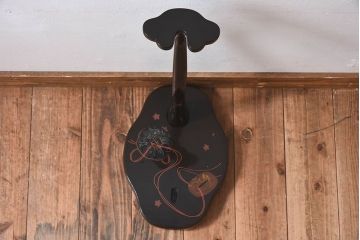 アンティーク雑貨　和製アンティーク　蒔絵　珍しい図柄の木製刀掛け(太刀掛け)