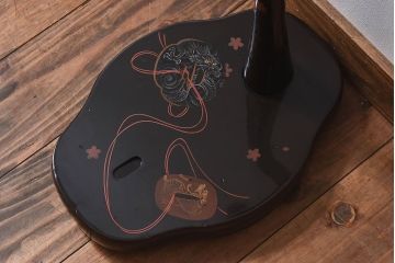 アンティーク雑貨　和製アンティーク　蒔絵　珍しい図柄の木製刀掛け(太刀掛け)