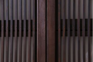 和製アンティーク　腰板ケヤキ材　モダンな格子戸(引き戸)2枚セット