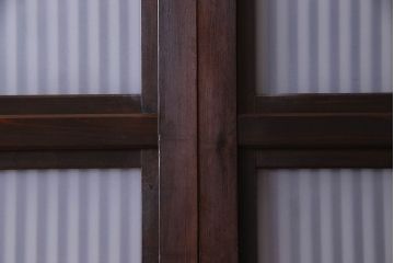 和製アンティーク　腰板ケヤキ材　モダンな格子戸(引き戸)2枚セット