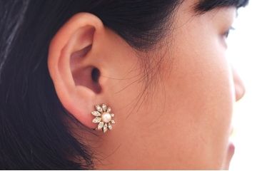 アンティーク雑貨　ヨーロッパビンテージ　フラワーのイヤリング(ジュエリー・アクセサリー)