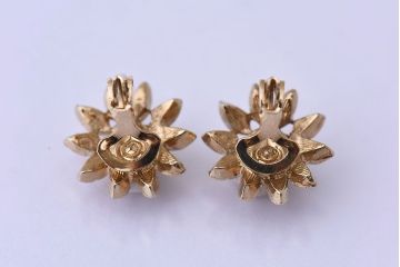 アンティーク雑貨　ヨーロッパビンテージ　フラワーのイヤリング(ジュエリー・アクセサリー)