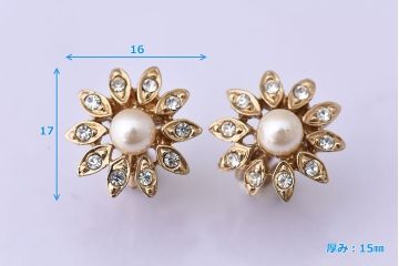 アンティーク雑貨　ヨーロッパビンテージ　フラワーのイヤリング(ジュエリー・アクセサリー)