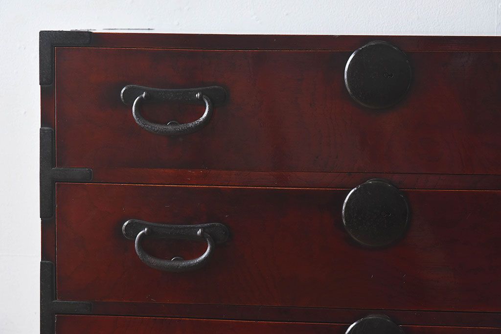 アンティーク家具　和製アンティーク　漆塗り　前面の玉杢が美しいケヤキ材の箪笥(衣装箪笥、引き出し)