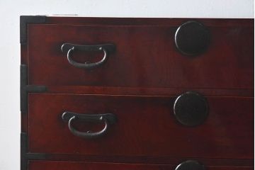 アンティーク家具　和製アンティーク　漆塗り　前面の玉杢が美しいケヤキ材の箪笥(衣装箪笥、引き出し)