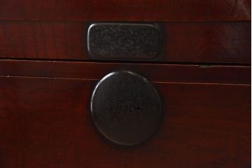 アンティーク家具　和製アンティーク　漆塗り　前面の玉杢が美しいケヤキ材の箪笥(衣装箪笥、引き出し)