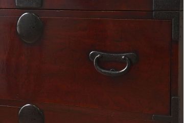 アンティーク家具　和製アンティーク　漆塗り　前面の玉杢が美しいケヤキ材の箪笥(衣装箪笥、引き出し)