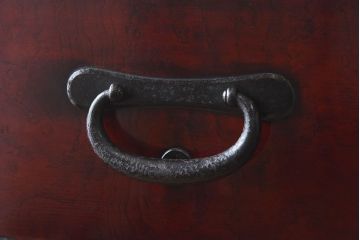 アンティーク家具　和製アンティーク　漆塗り　前面の玉杢が美しいケヤキ材の箪笥(衣装箪笥、引き出し)