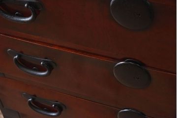 アンティーク家具　和製アンティーク　漆塗り　前面の玉杢が美しいケヤキ材の箪笥(衣装箪笥、引き出し)