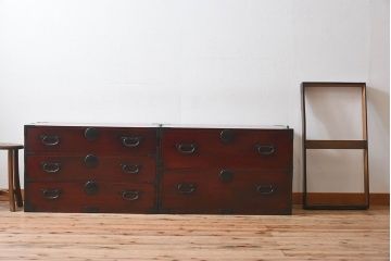 アンティーク家具　和製アンティーク　漆塗り　前面の玉杢が美しいケヤキ材の箪笥(衣装箪笥、引き出し)