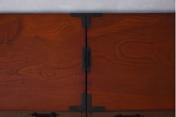 アンティーク家具　和製アンティーク　漆塗り　前面の玉杢が美しいケヤキ材の箪笥(衣装箪笥、引き出し)