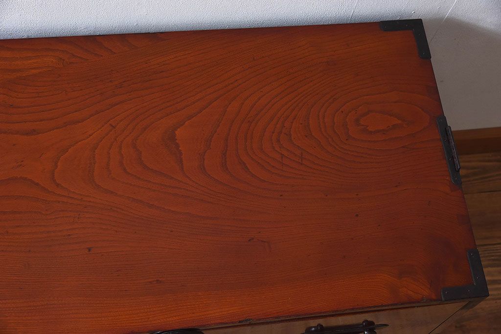 アンティーク家具　和製アンティーク　漆塗り　前面の玉杢が美しいケヤキ材の箪笥(衣装箪笥、引き出し)