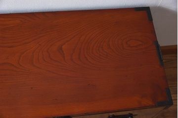 アンティーク家具　和製アンティーク　漆塗り　前面の玉杢が美しいケヤキ材の箪笥(衣装箪笥、引き出し)