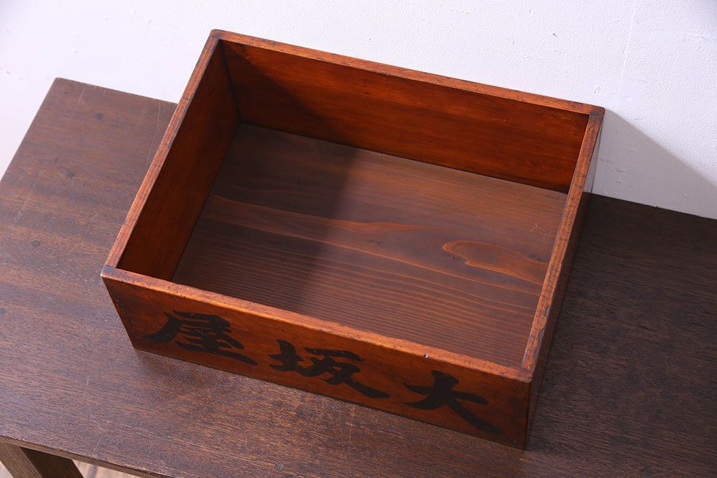 アンティーク雑貨　和製アンティーク　漆塗りが施されたレトロな木箱(収納箱、収納ケース)