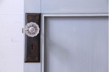 ペイント建具　ガラス取っ手がお洒落なアンティークドア(扉)