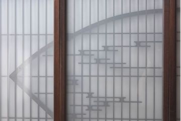 和製アンティーク　美しい扇のデザインが目を惹くガラス戸(引き戸、格子戸)